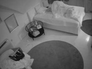 voyeurcam-julmodels-whitebed-4 camsoda stream image, 13.02.2025 16:30