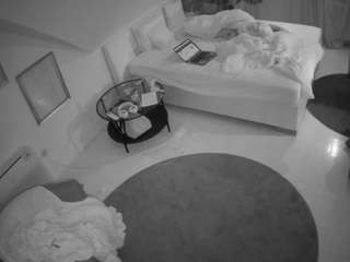 voyeurcam-julmodels-whitebed-4 camsoda stream image, 13.02.2025 16:30