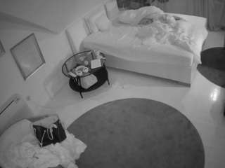 voyeurcam-julmodels-whitebed-4 camsoda stream image, 13.02.2025 16:30