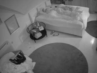voyeurcam-julmodels-whitebed-4 camsoda stream image, 13.02.2025 16:30
