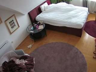 voyeurcam-julmodels-whitebed-4 camsoda stream image, 13.02.2025 16:30