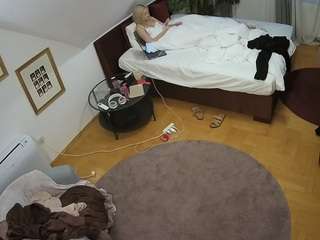 voyeurcam-julmodels-whitebed-4 camsoda stream image, 13.02.2025 16:30
