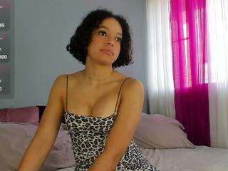 mollyybloom camsoda stream image