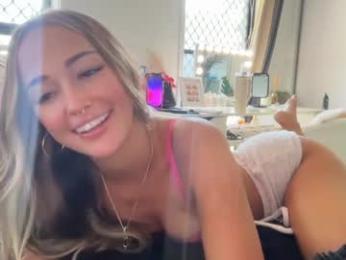 luvlivvyy chaturbate stream image