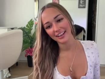 luvlivvyy chaturbate stream image