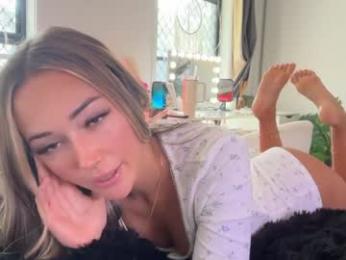 luvlivvyy chaturbate stream image