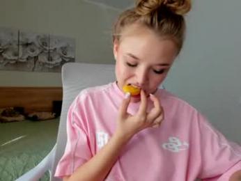 flooora_0 chaturbate stream image, 05.06.2026 01:10