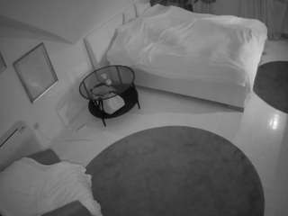 voyeurcam-julmodels-whitebed-4 camsoda stream image, 06.02.2025 19:30